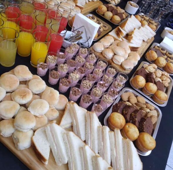 Variedad de sándwiches y jugos